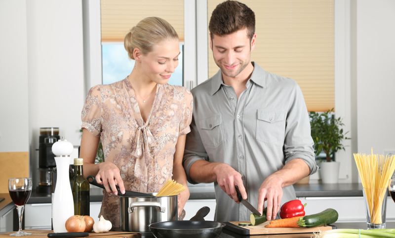 couple-cooking-2